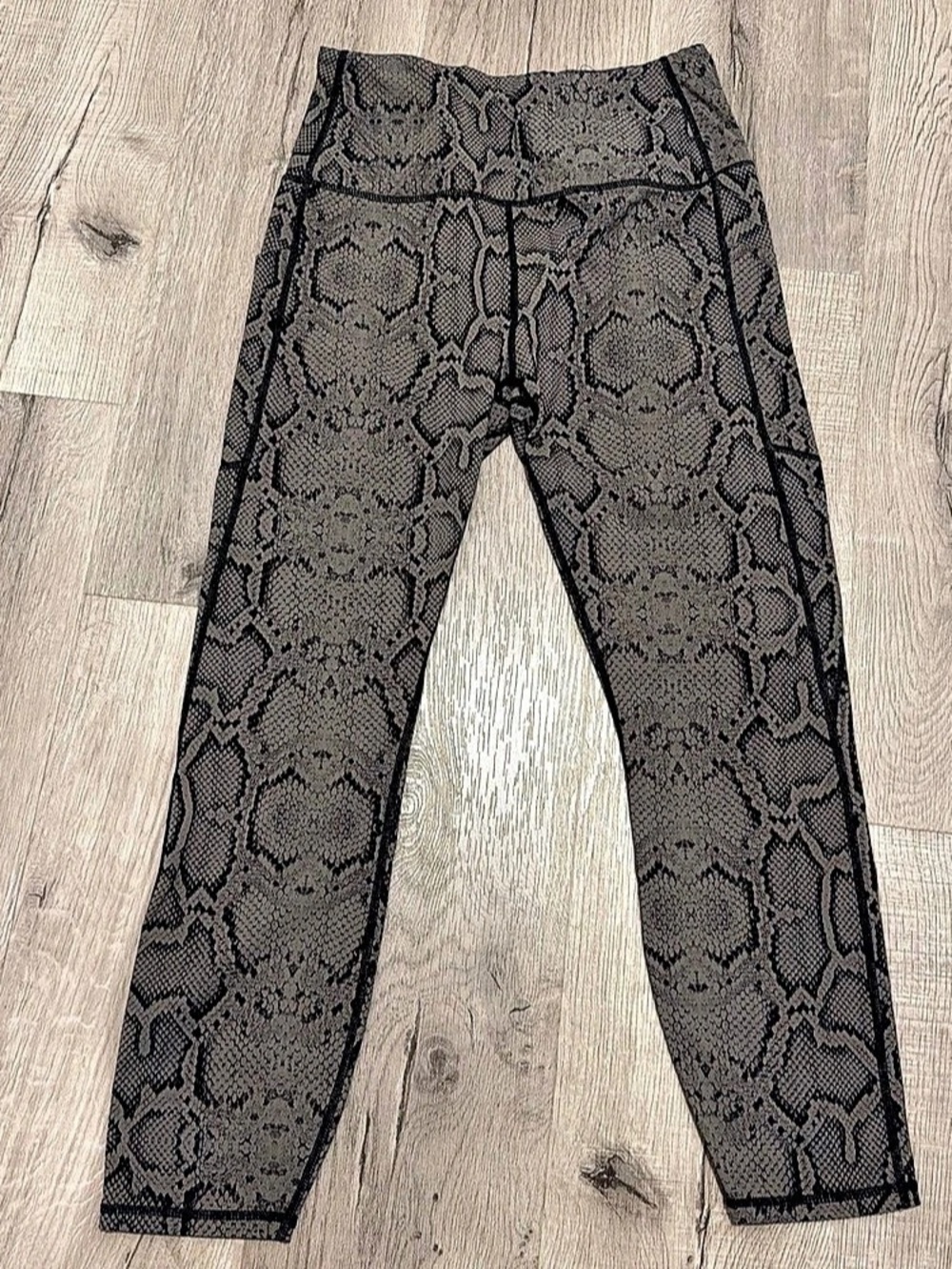 VARLEY Let's Go Snakeskin Leggings Gray & Black Large